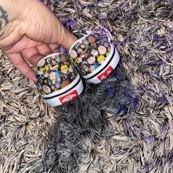 Rare slip on Peanuts Vans 9.5C clean bottoms! - Picture 2 of 4